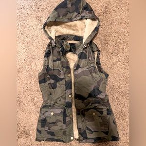 NWOT YMI camo hooded vest XS